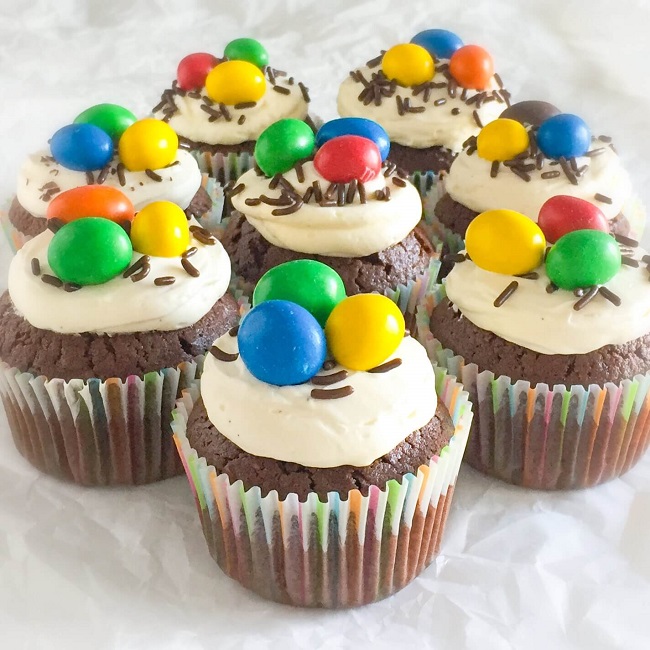 babeczki wielkanocne z kremem ma�lanym z bia�� czekolad�